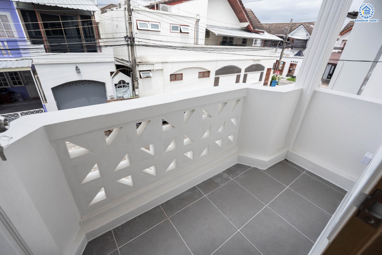 บ้านมือสองตกแต่งใหม่ ดีไซน์สวย ม.101การ์เด้นวิลล์ ลาดพร้าว เนื้อที่ 18 ตร.ว. ฟังก์ชัน 3 ห้องนอน 2 ห้องน้ำ จอดรถได้ 1 คัน รองรับทุกกิจกรรม บนทำเลเชื่อมต่อหลายเส้นทาง อาทิ ถนนประเสริฐมนูกิจ, ถนนนวมินทร์ และถนนลาดพร้าว ใกล้จุดขึ้นทางด่วน "รามอินทรา"...